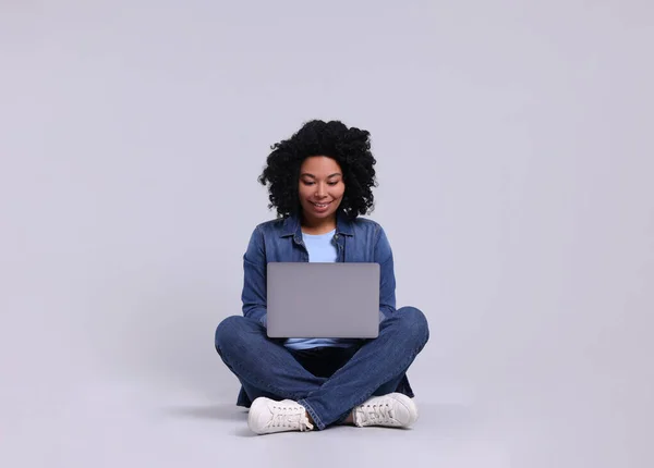 Ευτυχισμένη Νεαρή Γυναίκα Φορητό Υπολογιστή Ανοιχτό Γκρι Φόντο — Φωτογραφία Αρχείου