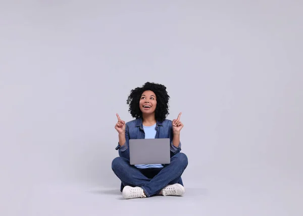 Ευτυχισμένη Νεαρή Γυναίκα Φορητό Υπολογιστή Που Δείχνει Κάτι Ανοιχτό Γκρι — Φωτογραφία Αρχείου