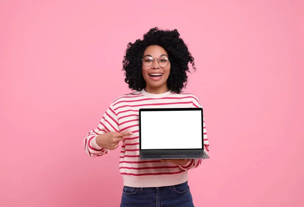Ευτυχισμένη Νεαρή Γυναίκα Δείχνει Laptop Ροζ Φόντο — Φωτογραφία Αρχείου