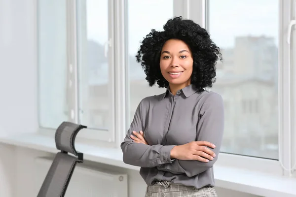 Lächelnde Junge Geschäftsfrau Modernen Büro Raum Für Text — Stockfoto