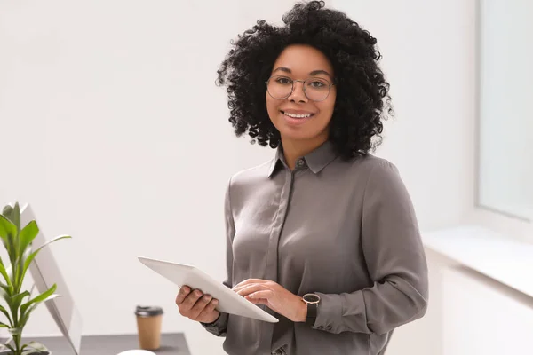 Lächelnde Junge Geschäftsfrau Mit Tablet Büro — Stockfoto