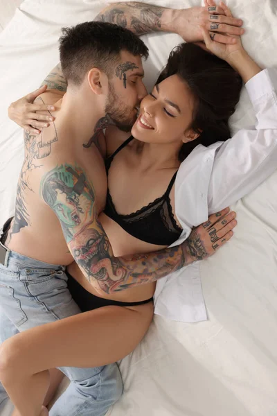 Couple Passionné Ayant Des Relations Sexuelles Sur Lit Blanc — Photo