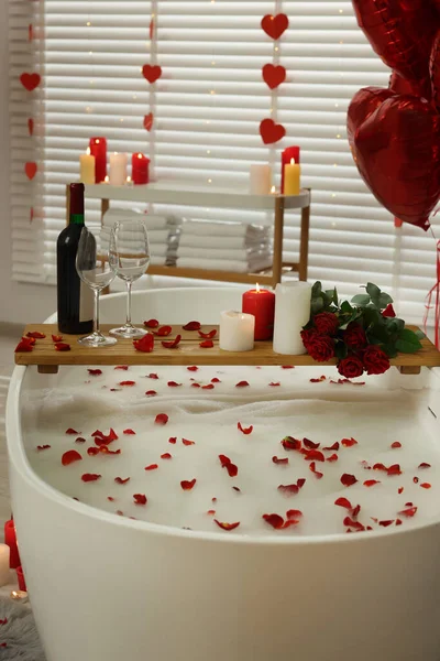 Holztablett Mit Wein Brennende Kerzen Und Rosenblätter Auf Badewanne Badezimmer — Stockfoto