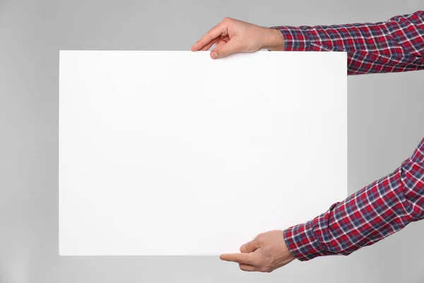 Mann Mit Blatt Papier Auf Grauem Hintergrund Nahaufnahme Mockup Für — Stockfoto