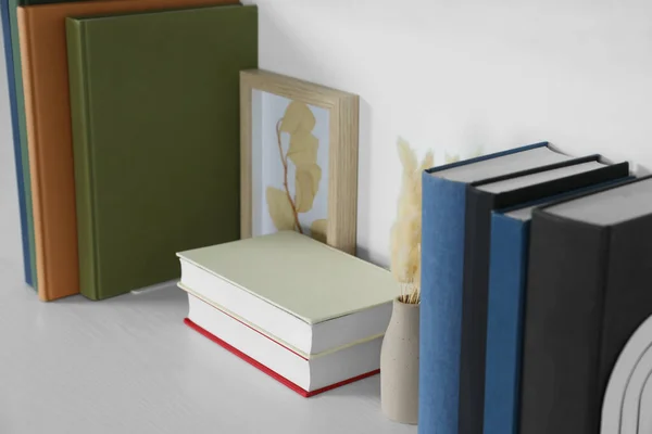 Keménykötésű Könyvek Kép Váza Száraz Virágokkal Fehér Asztalon — Stock Fotó