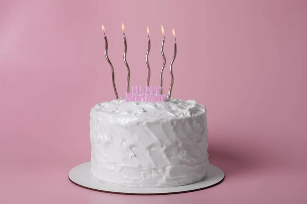 Вкусный Торт Сливками Горящими Свечами Розовом Фоне — стоковое фото