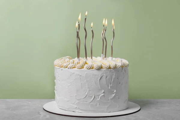 Läcker Tårta Med Grädde Och Brinnande Ljus Grått Bord — Stockfoto