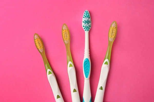 Neue Zahnbürsten Auf Rosa Hintergrund Flach Gelegt — Stockfoto