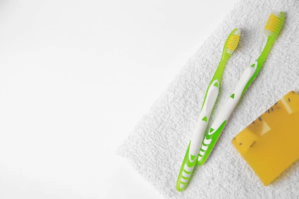 Light Green Toothbrushes Terry Towel Solid Soap White Background Top — Stock Photo, Image