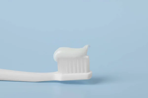 Plastový Zubní Kartáček Pastou Světle Modrém Pozadí Detailní Záběr — Stock fotografie