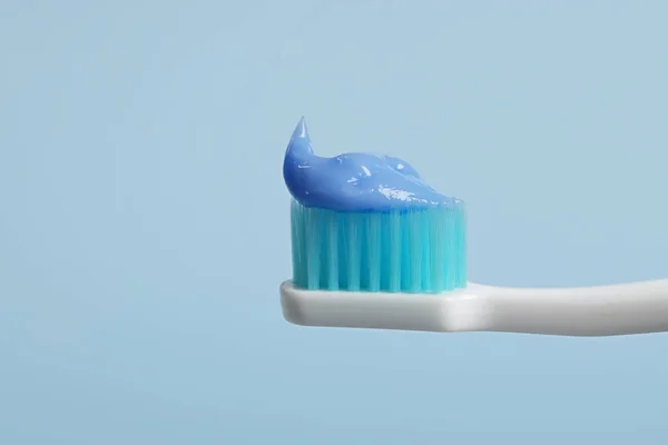 Cepillo Dientes Plástico Con Pasta Sobre Fondo Azul Claro Primer — Foto de Stock