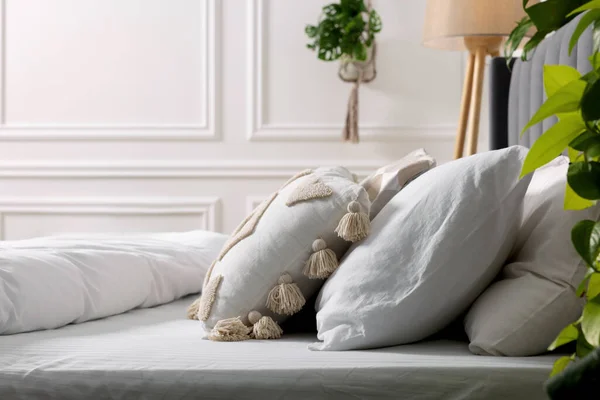 Удобная Кровать Подушками Одеялом Помещении Стильный Интерьер — стоковое фото