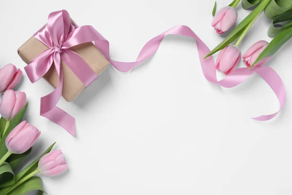 Прекрасна Подарункова Коробка Рожеві Квіти Тюльпанів Білому Тлі Плоска Лежа — стокове фото
