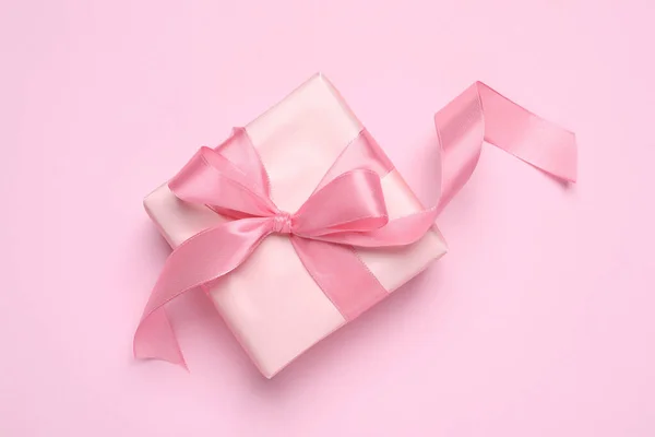 Mooie Geschenkdoos Met Strikje Roze Achtergrond Bovenaanzicht — Stockfoto