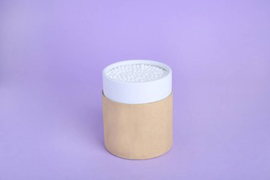 Menekşe arkaplan üzerinde yeni pamuk tomurcukları olan konteyner