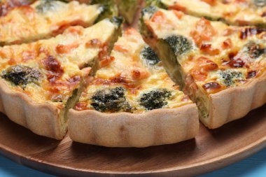 Ahşap tahtada somon ve brokoli ile nefis ev yapımı kiş, yakın plan.