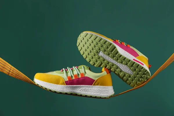 Paar Stijlvolle Kleurrijke Sneakers Touw Tegen Groene Achtergrond — Stockfoto