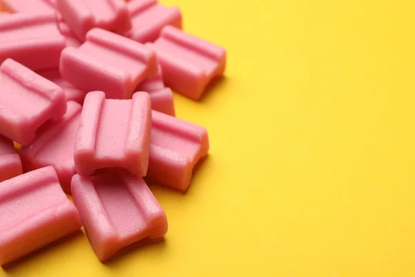 Lekker Roze Kauwgom Gele Achtergrond Close Ruimte Voor Tekst — Stockfoto