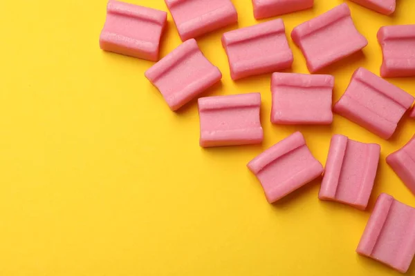Lekker Roze Kauwgom Gele Achtergrond Plat Gelegd Ruimte Voor Tekst — Stockfoto