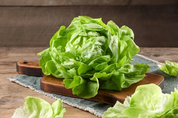 Friske Grønne Smør Salat Træbord Closeup - Stock-foto