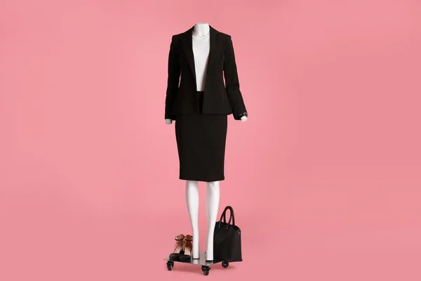 女模特 配饰和鞋子 身穿黑色经典西服 背景为粉色 时髦的服装 — 图库照片