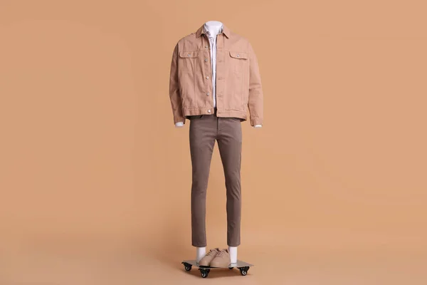 Mannelijke Mannequin Met Sneakers Gekleed Wit Shirt Jas Broek Beige — Stockfoto