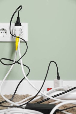 Yerdeki prizlerde farklı elektrik prizleri ve güç şeritleri var. Metin için boşluk