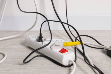 Beyaz zeminde elektrik prizli elektrik şeridi, kapalı.