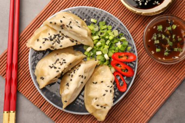 Lezzetli Gyoza (Asya hamur tatlısı) gri masada servis edilir.