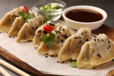 Lezzetli gyoza (Asya hamur tatlısı) masada susam tohumları, yakın plan