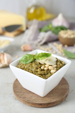 Nefis pesto soslu, peynirli, çam fıstıklı ve fesleğenli kase.