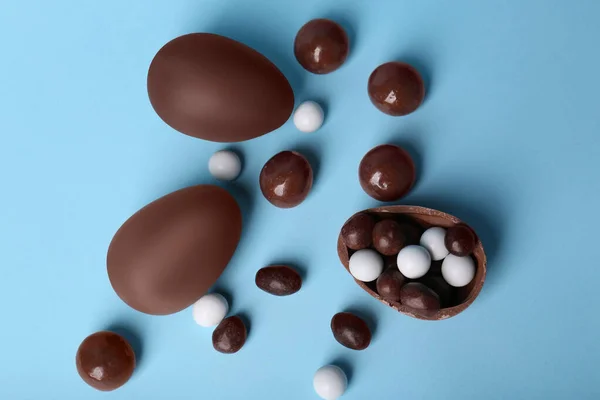 Gustose Uova Cioccolato Diversi Dolci Sfondo Azzurro Deposizione Piatta — Foto Stock