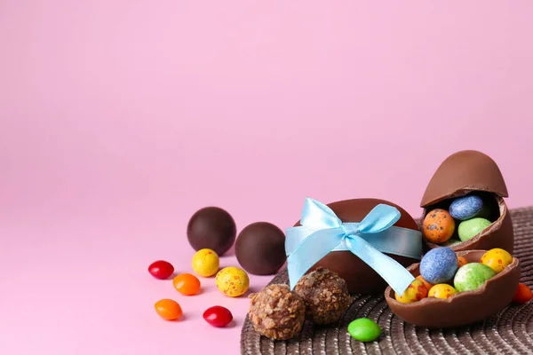 Sabrosos Huevos Chocolate Caramelos Sobre Fondo Rosa Espacio Para Texto — Foto de Stock