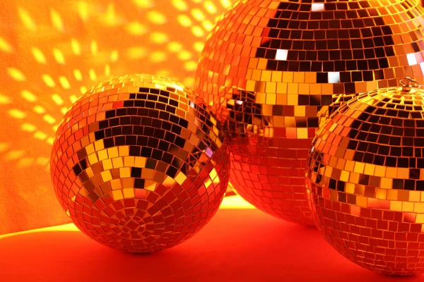 Många Glänsande Disco Bollar Nära Färg Vägg Tonas Orange — Stockfoto