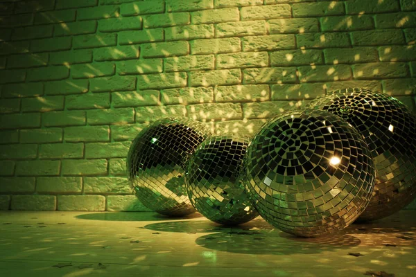 Beaucoup Boules Disco Brillantes Près Mur Briques Intérieur Tonique Vert — Photo