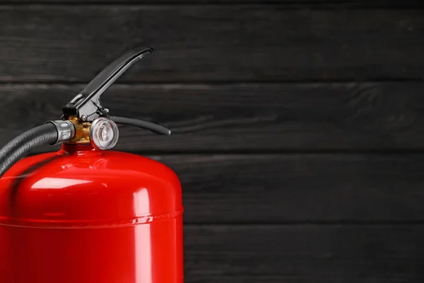 Tűzoltó Készülék Fafalhoz Közelről Szöveg Helye — Stock Fotó