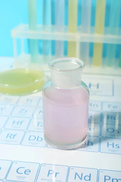 化学元素周期表上装有液体的瓶 — 图库照片