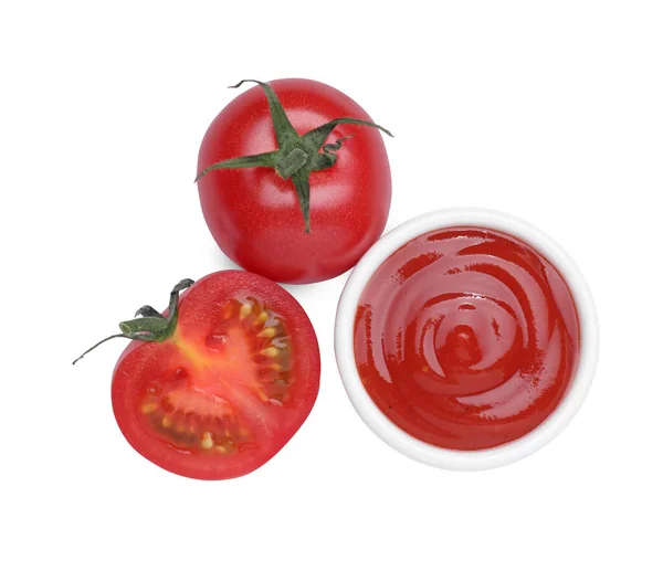 Miska Smacznym Ketchupem Świeżymi Pomidorami Białym Górnym Widoku — Zdjęcie stockowe