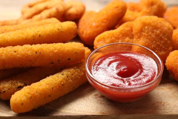 Skål Med Välsmakande Ketchup Ostpinnar Och Kycklingnuggets Träbord Närbild — Stockfoto