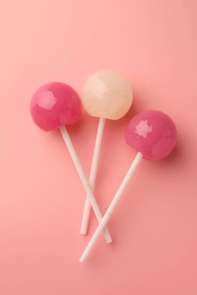 Вкусные Леденцы Розовом Фоне Плоский Лежал — стоковое фото