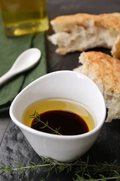 Mangkuk Cuka Balsamic Organik Dengan Minyak Thyme Dan Roti Atas — Stok Foto