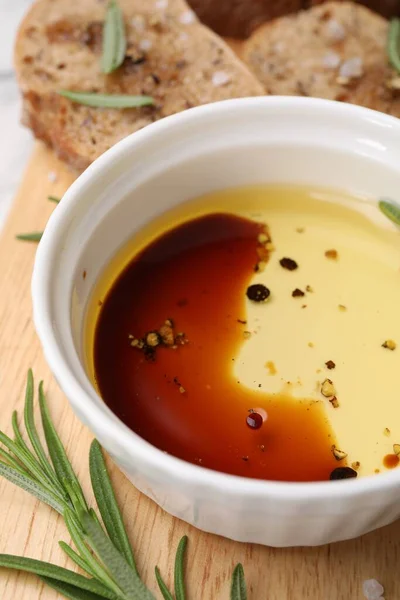 Mangkuk Cuka Balsamik Organik Dengan Minyak Irisan Roti Dan Rempah — Stok Foto