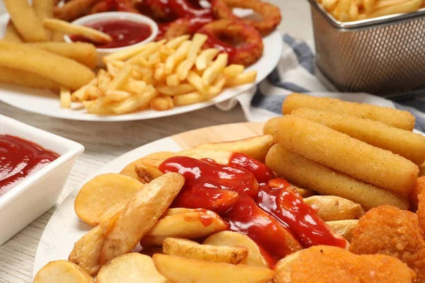 Spuntini Diversi Serviti Con Gustoso Ketchup Sul Tavolo Primo Piano — Foto Stock