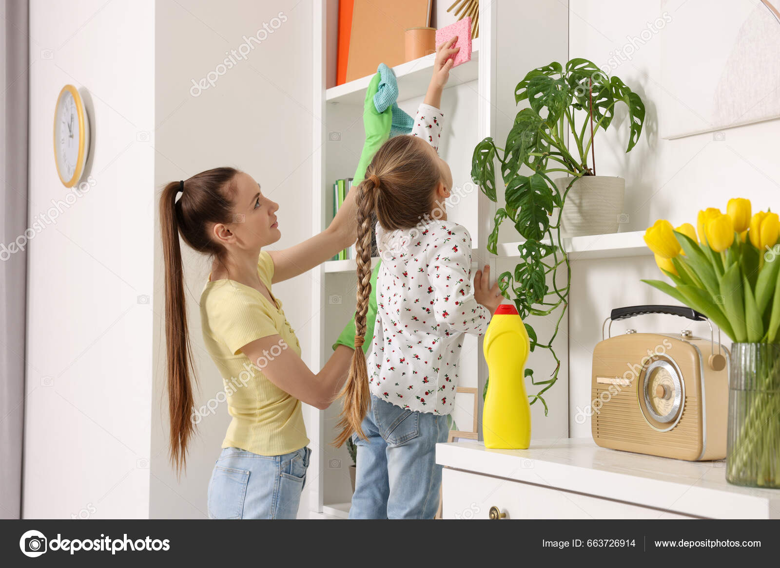 Jovem Mãe Limpeza Casa, Esfregando O Chão E Arrumando Enquanto