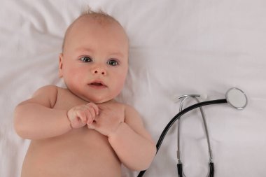 Klinikte steteskobu olan şirin bir bebek.