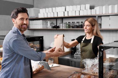 Pastaneden taze hamur işi alan adam.