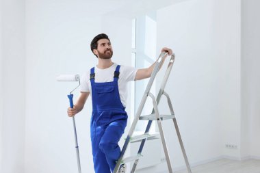 Merdivende merdiveni olan tamirci. Tavan resmi.