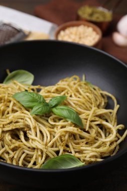 Pesto soslu ve fesleğenli lezzetli makarna, yakın plan.