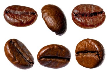 Aromatik kavrulmuş kahve çekirdekleri beyaz üzerine izole edilmiş.