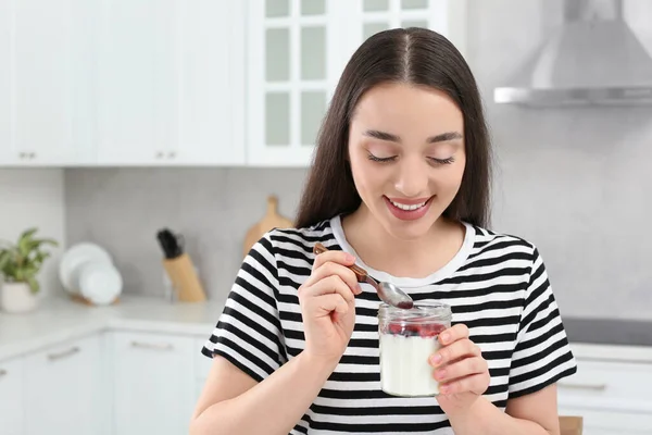 Счастливая Женщина Вкусным Йогуртом Кухне — стоковое фото